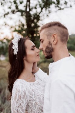 Designová svatební čelenka s bílými květy na hlavě nevěsty