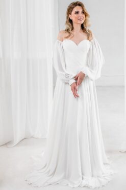 Svatební šaty s off-shoulder rukávy a splývavým materiálem
