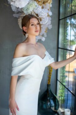 Bílé svatební šaty s off-shoulder rukávy