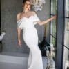 Svatební šaty s off-shoulder rukávy a přiléhavým střihem