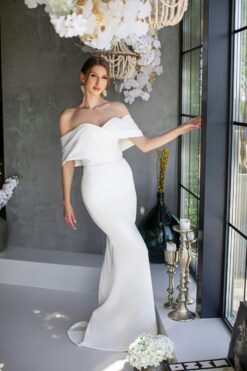 Svatební šaty s off-shoulder rukávy a přiléhavým střihem