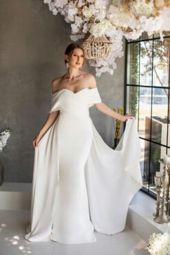 Bílé svatební šaty s off-shoulder střihy