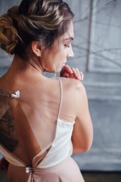 Elegantní společenské šaty Grandy s průsvitnými rukávy