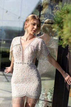 Svatební šaty s výstřihem, krátké rukávy, elegantní zdobení
