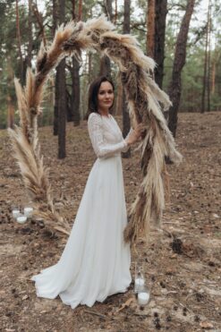 ŽENA VE SVATEBNÍM ŠATU S DLOUHÝM RUKÁVEM A VELKÝM KRUHEM