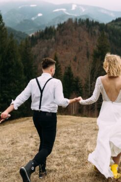 Nevěsta v jednoduchých šatech, ženich se zadním pohledem