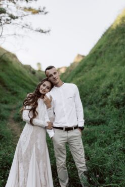 Dlouhé krajkové svatební šaty s rukávy