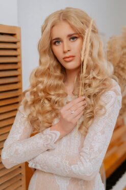 Elegantní krajkové šaty s dlouhými rukávy a výstřihem