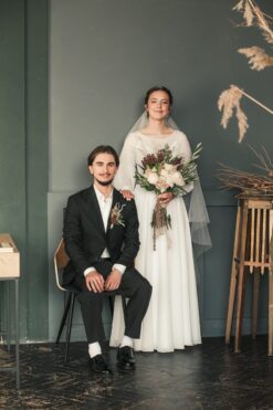 Elegantní jednoduché šaty s dlouhými rukávy
