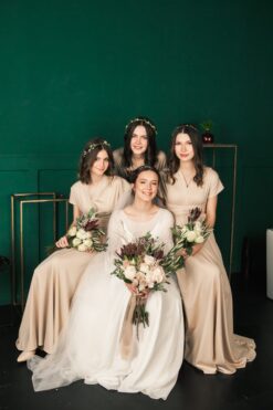 Svatební šaty s dlouhými rukávy a širším výstřihem