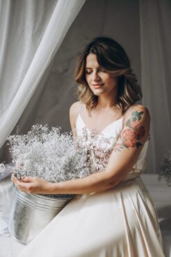 Elegantní společenské šaty Enid s jemnými ramínky a hladkým materiálem