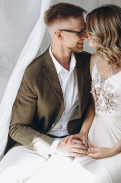 Elegantní společenské šaty Enid s krajkovým detailem elegantní