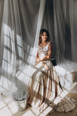 Elegantní společenské šaty Enid s krajkovými detaily módní