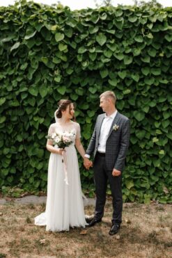 Svatební šaty s krajkovými rukávy a širším výstřihem