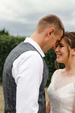 Svatební šaty s krajkovým výstřihem a krátkými rukávy