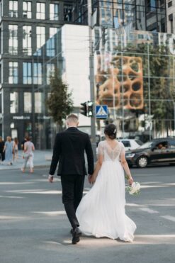 Svatební šaty s krajkovým výstřihem a krátkými rukávy