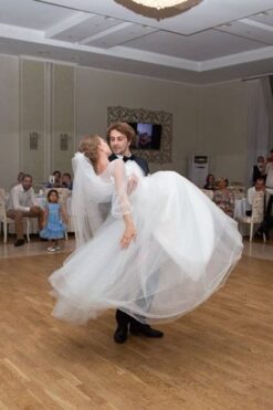 Bílé svatební šaty s krajkovými rukávy