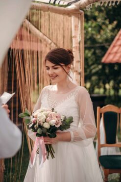 Svatební šaty s dlouhými rukávy a výšivkou