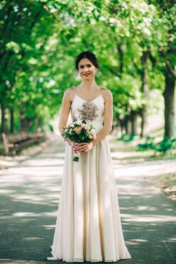 Elegantní společenské šaty Zion s rafinovanými rukávy