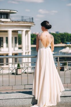Elegantní společenské šaty Zion s volným střihem a krajkovými detaily